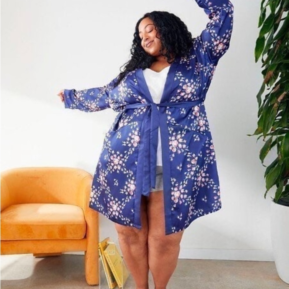 Morgan Lane Allie Robe in Navy Floral & White Floral PLUS SIZE ($198 Value)